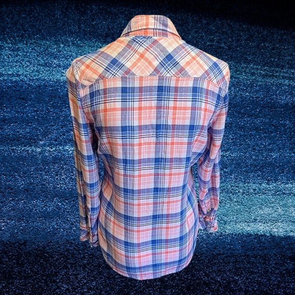 Women's Gap Button Down Shirt - Picture 2 of 3